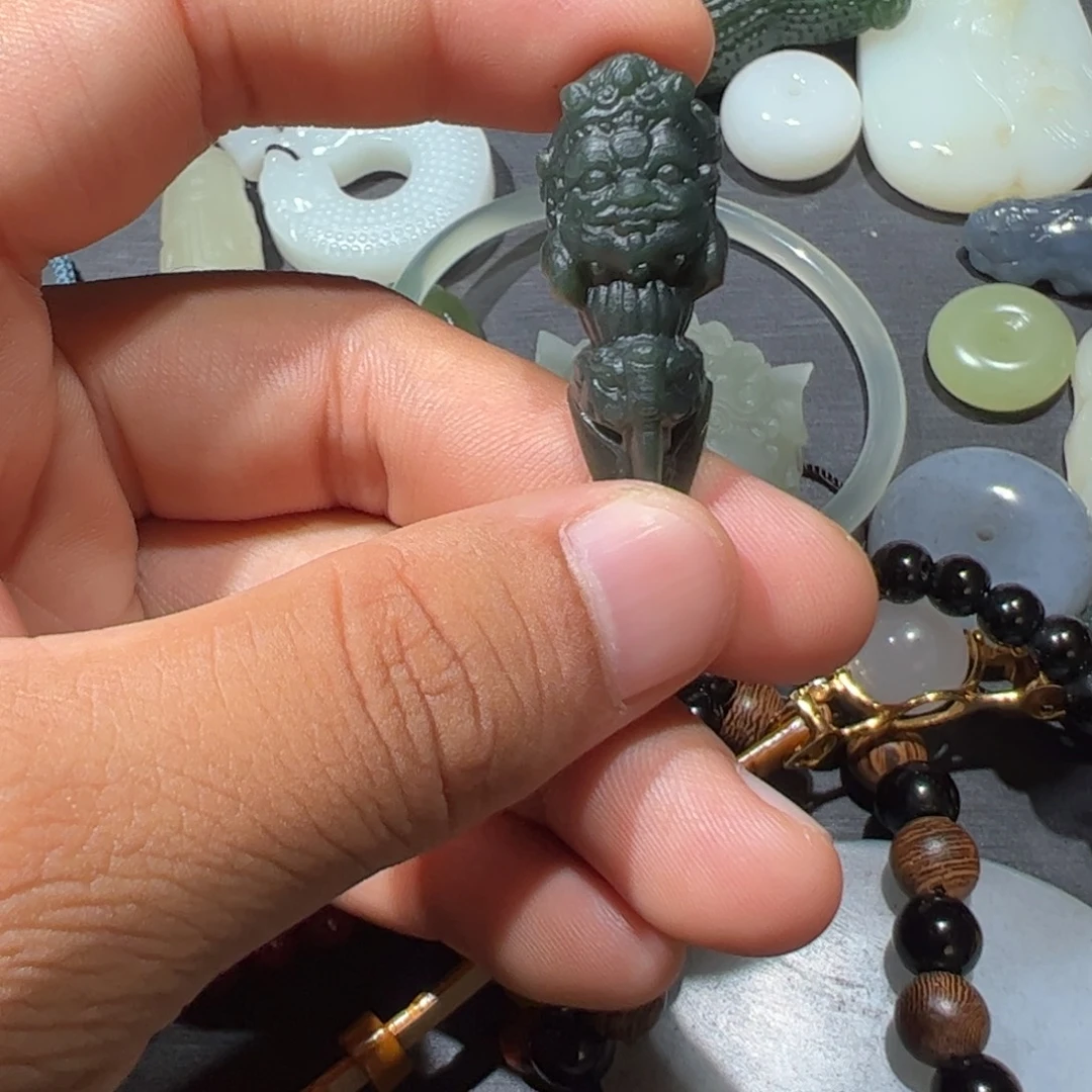 颈饰未镶嵌和田玉（青玉）