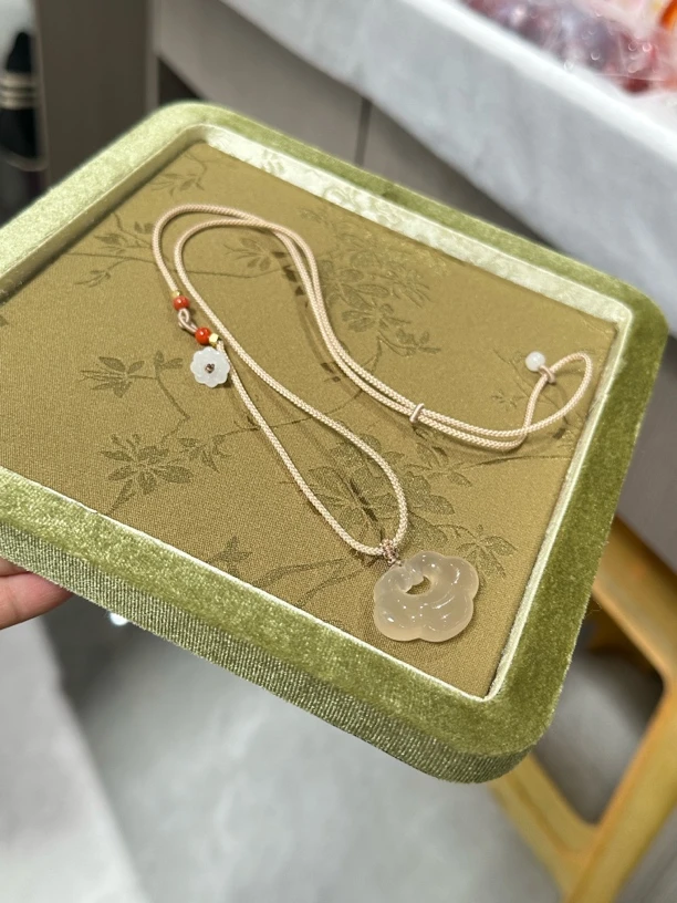 天然玛瑙祥云锁吊坠