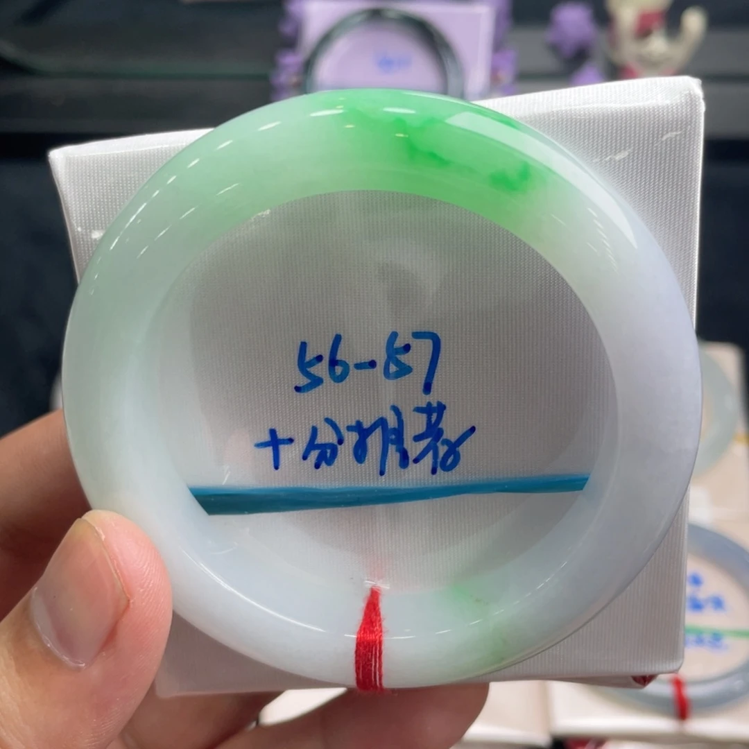 翡翠手镯未镶嵌翡翠手镯