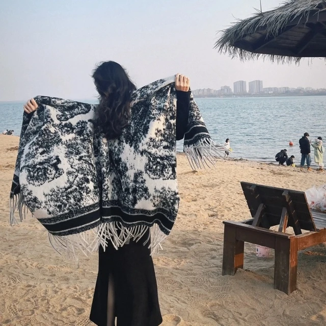 民族风披肩秋冬旅游保暖西藏青海仿羊绒披风超大斗篷围巾女复古