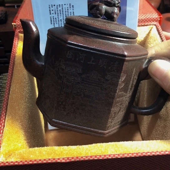 紫砂茶壶原矿泥料手工制作的紫砂壶。