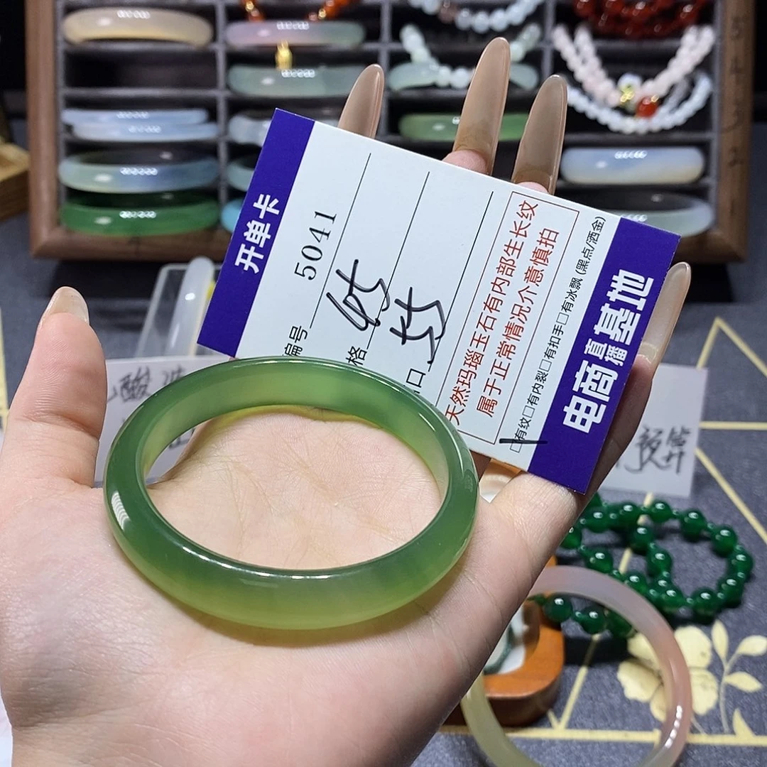 有***呢玛瑙/玉髓未镶嵌手镯5041