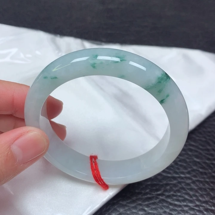 翡翠手镯未镶嵌。