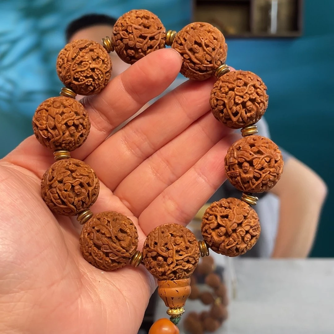山桃核精细工核雕作品