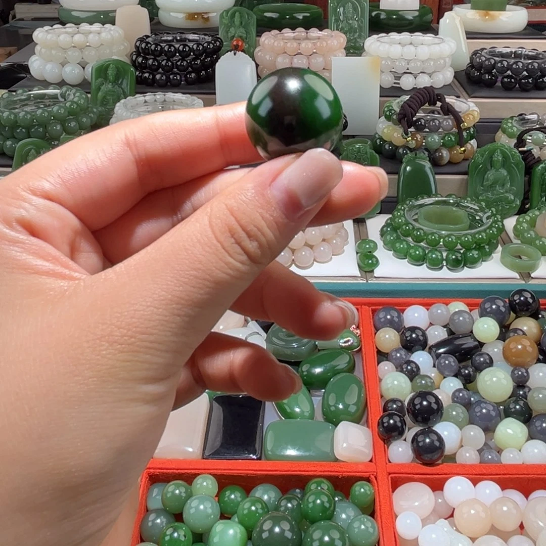 猛***爆和田玉未镶嵌珠宝半成品卡22红皮菠菜绿单珠