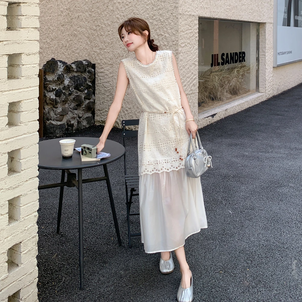 米白色镂空蕾丝拼接假两件无袖连衣裙女2025夏新款温柔甜美背心裙