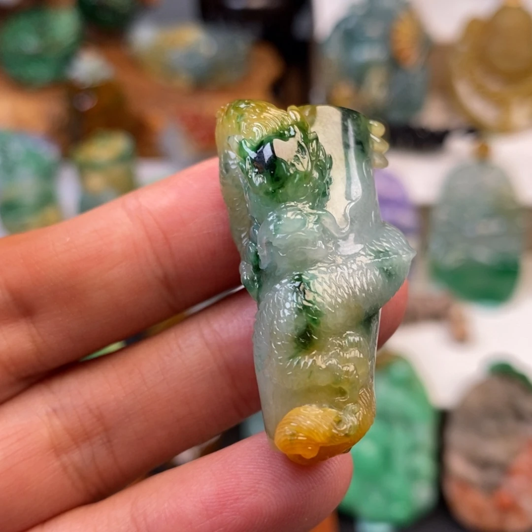 翡翠未镶嵌颈饰龙柱