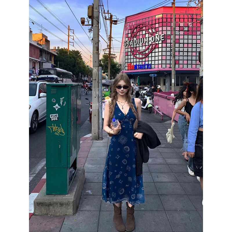 法式复古V领背心连衣裙女2025春季新款高级感收腰显瘦a字吊带长裙