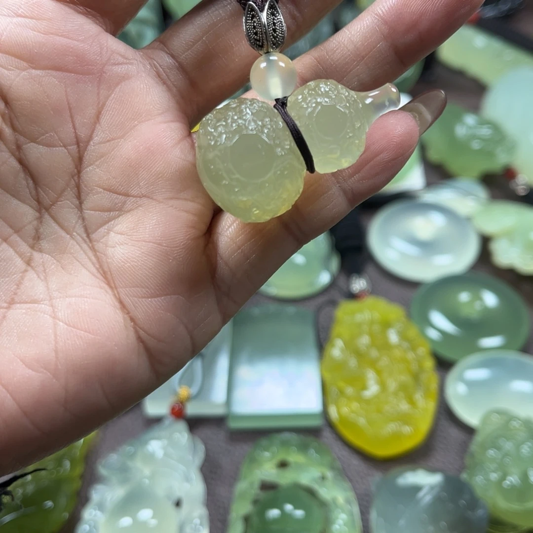 蛇纹石玉未镶嵌颈饰