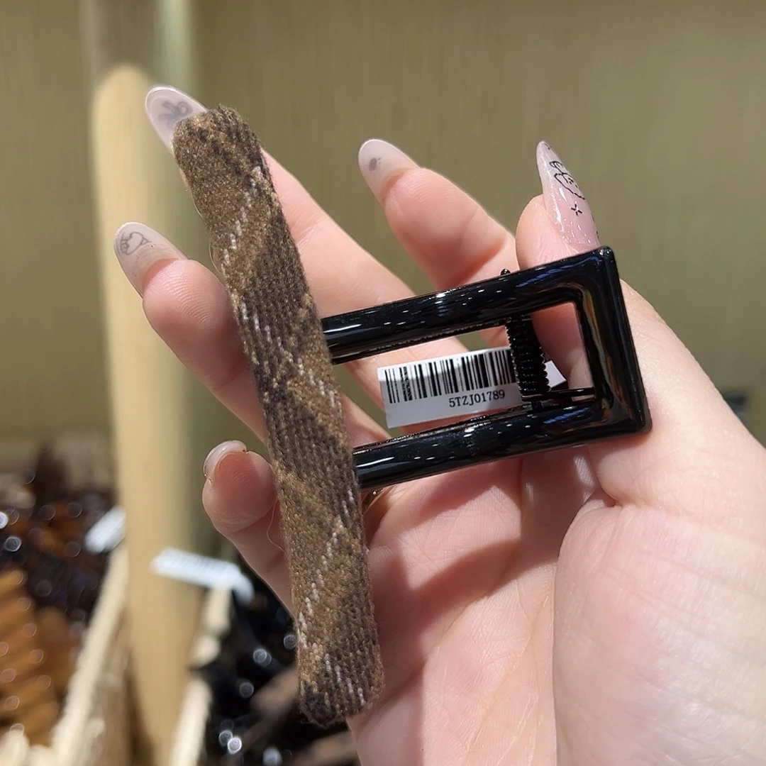 非金属仿珍珠咖色格子中抓