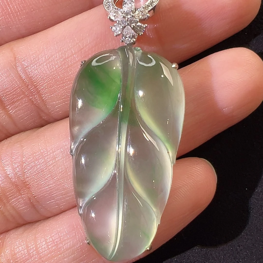 翡翠18K金镶嵌颈饰木纳金丝绿叶子