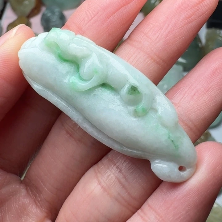 翡翠未镶嵌颈饰玉兰花