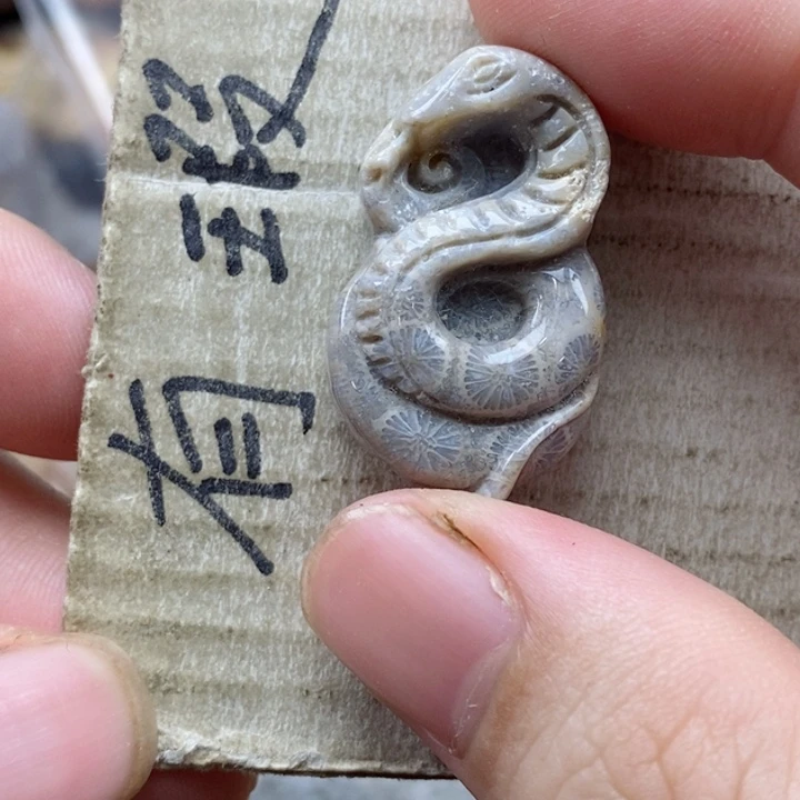 硅化珊瑚（珊瑚玉）未镶嵌颈饰逢*小