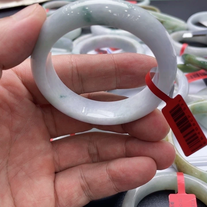 翡翠未镶嵌吊坠(赠链)还**.