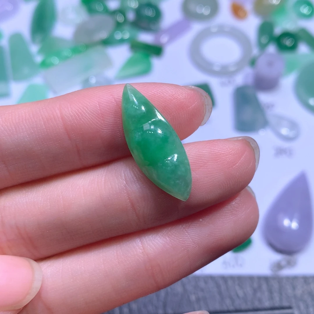 翡翠颈饰未镶嵌豆子22.7*8.6*4.9