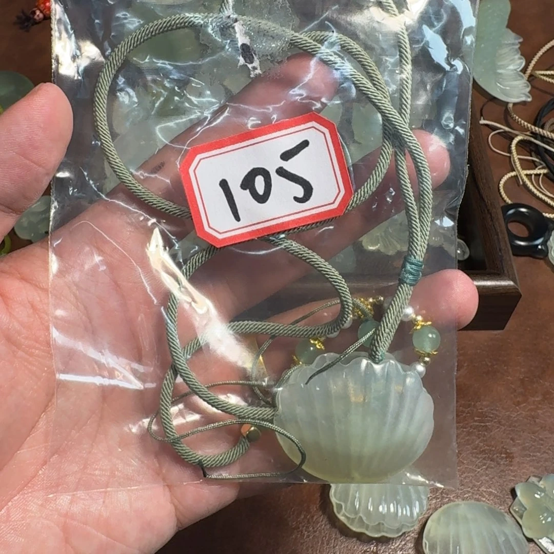 小***子蛇纹石玉合金吊坠(不含链)