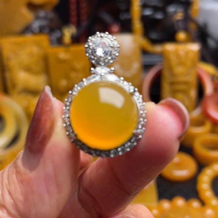 未镶嵌石英质玉（黄龙玉）颈饰