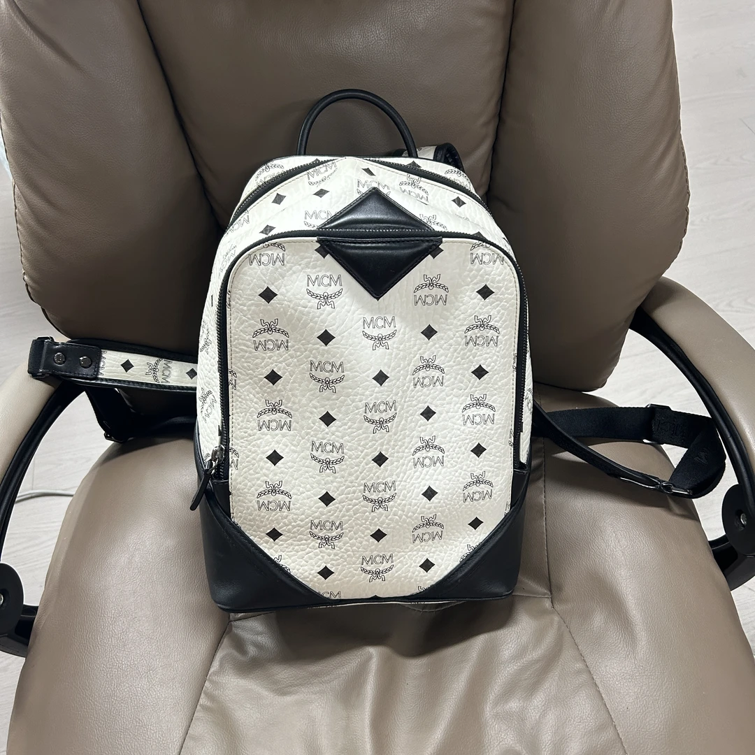 95新 MCM 经典白色满印方形双肩包 小号