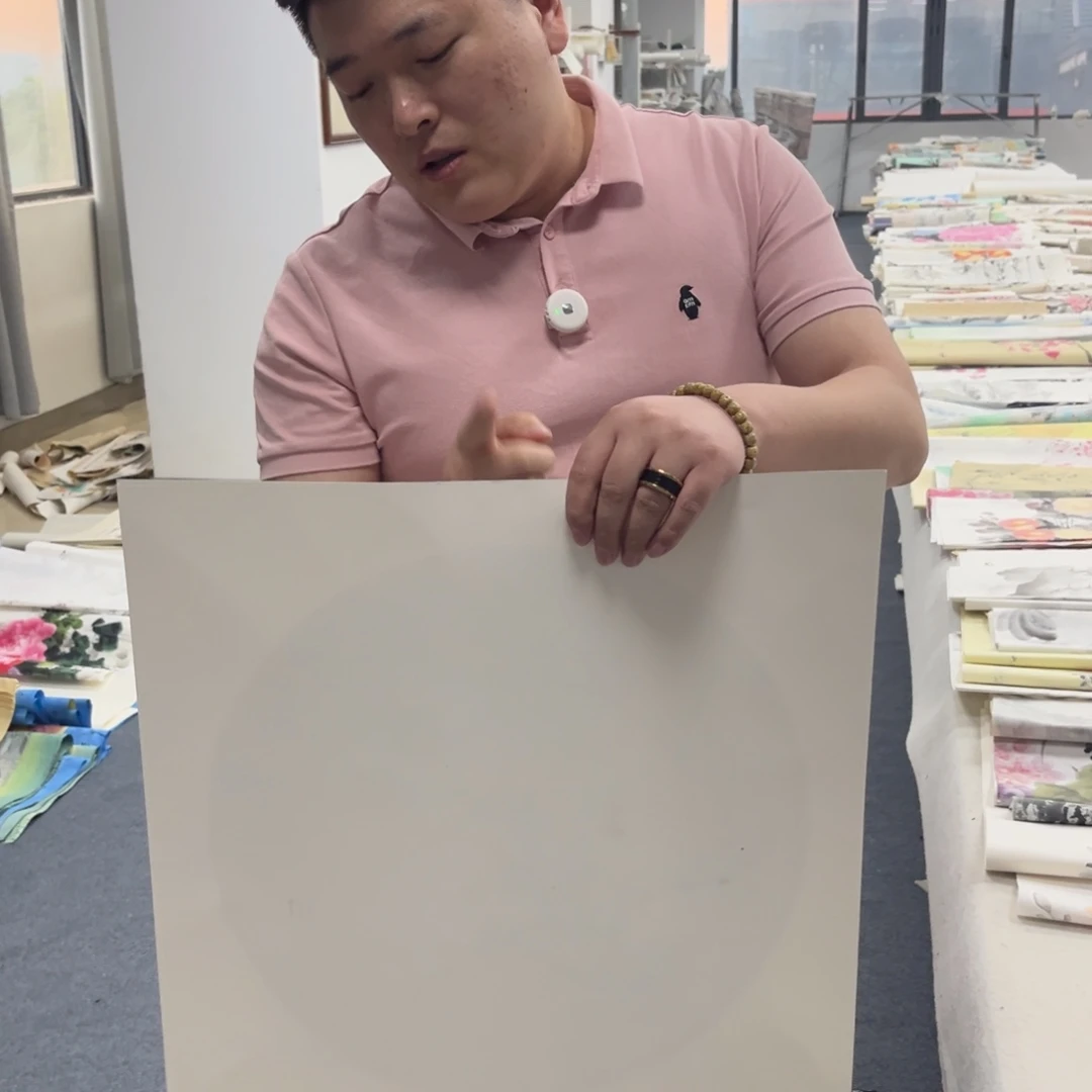 国画卖字画的小男孩