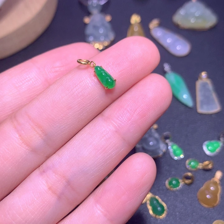 颈饰18K金镶嵌翡翠紫*?翡翠