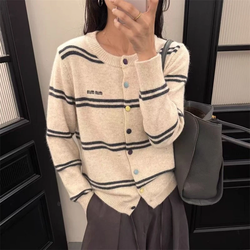 秋季女士条纹圆领开衫外套女2025年新款针织毛衣巨好看的早秋穿搭