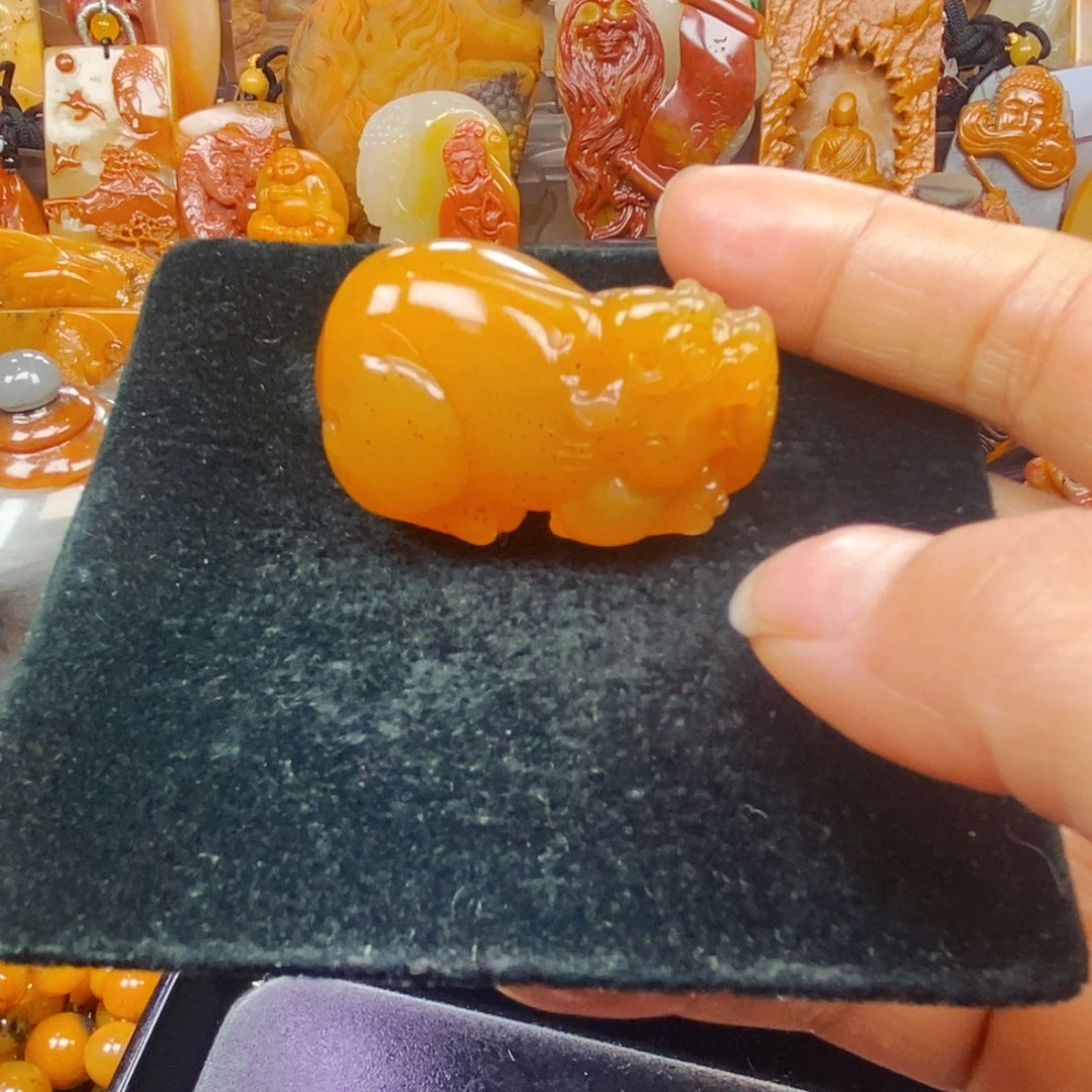 未镶嵌石英质玉（黄龙玉）颈饰