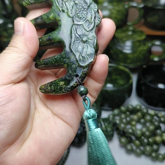 未镶嵌蛇纹石玉梳子