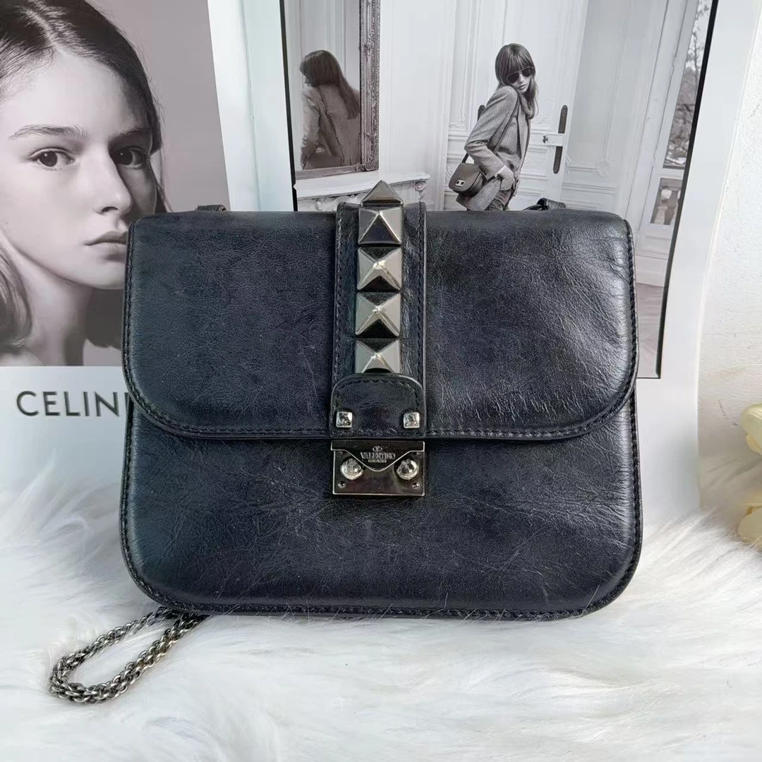 95新 Valentino/华伦天奴 华伦天奴黑色大铆钉盒子包