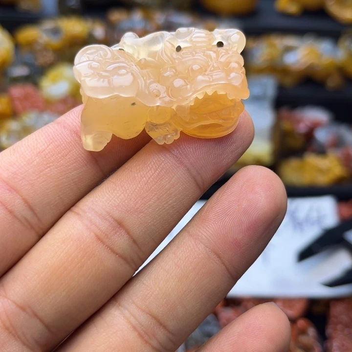 石英质玉（黄龙玉）未镶嵌颈饰