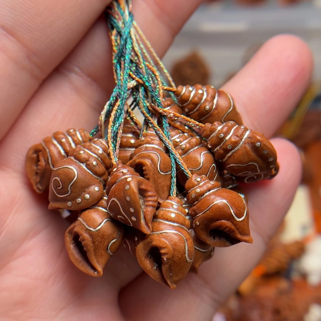 随机一颗 龙纹桃核嵌银丝法螺