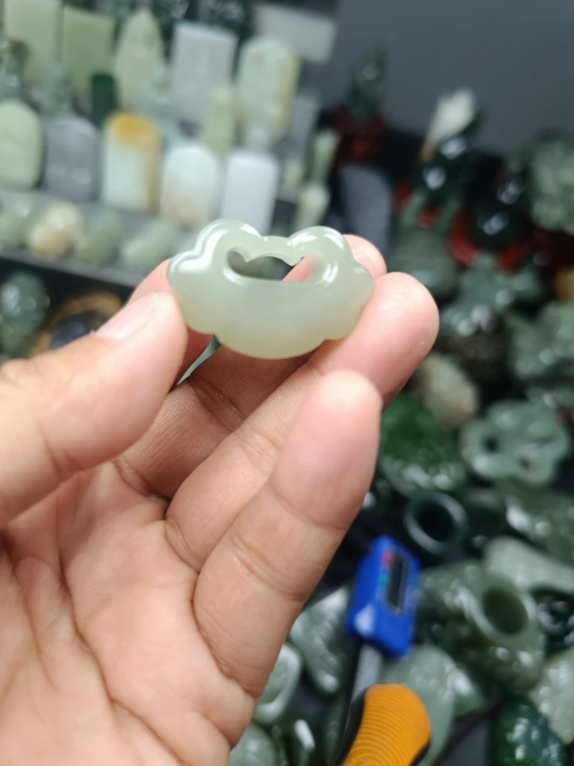 和田玉青海料祥云锁