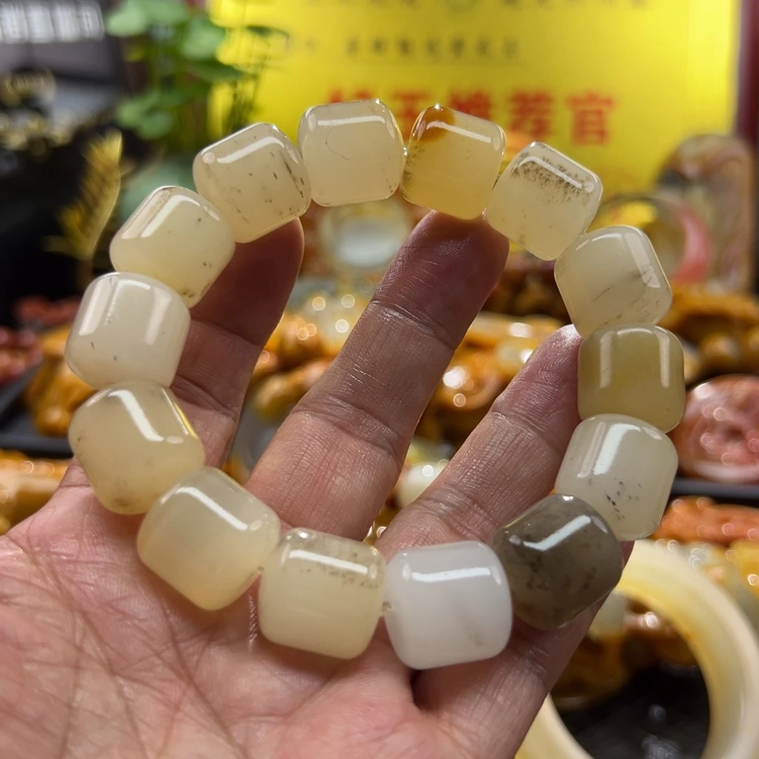 颈饰未镶嵌石英质玉