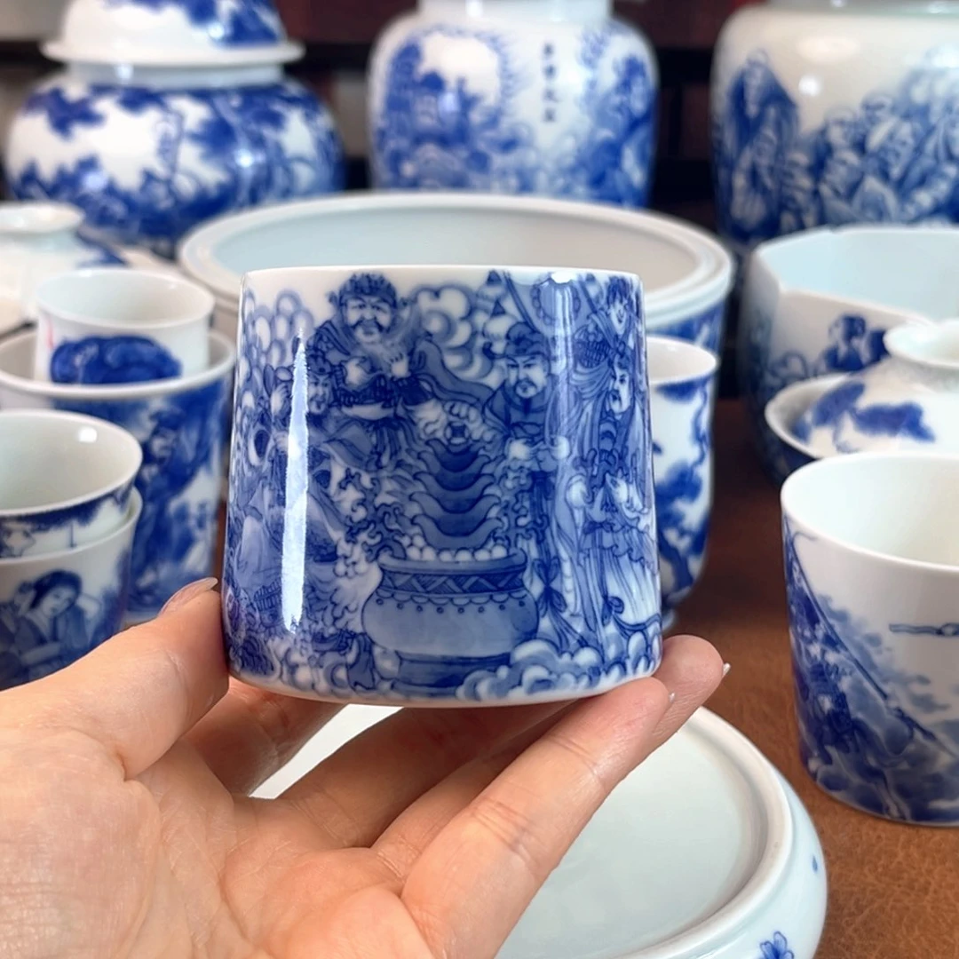 手绘青花人物五路财神茶杯