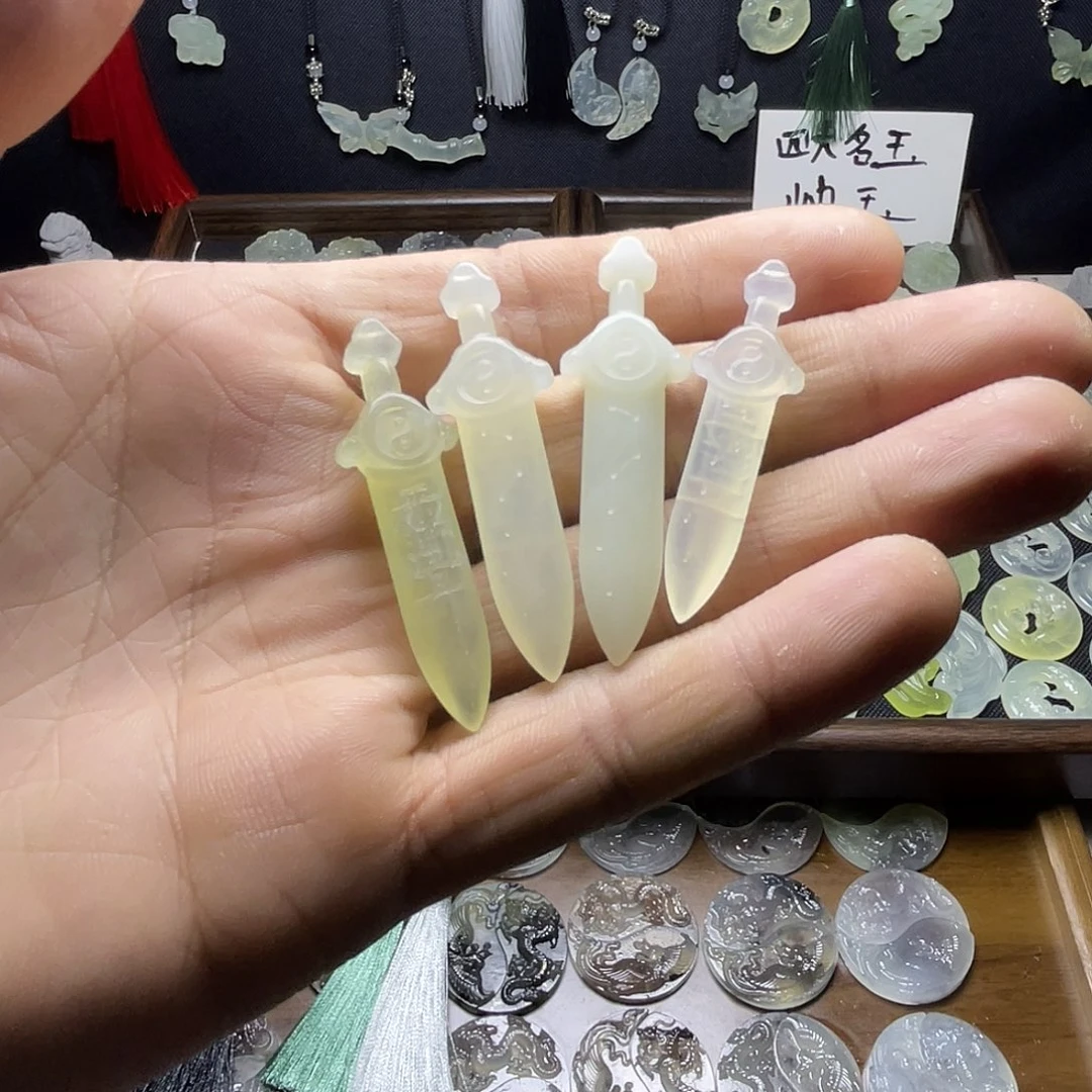 岫玉未镶嵌小玉剑吊坠项链