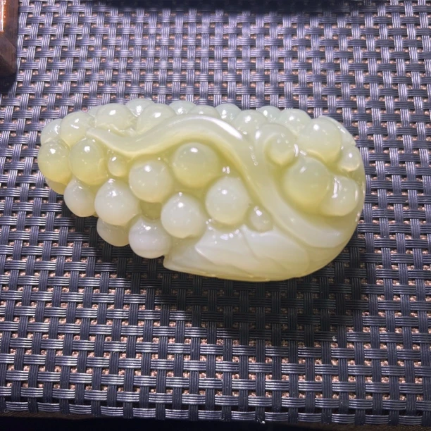 岫岩小摆件葡萄挂件玉石车挂萌宠玉器雕刻工艺手把件简约摆件