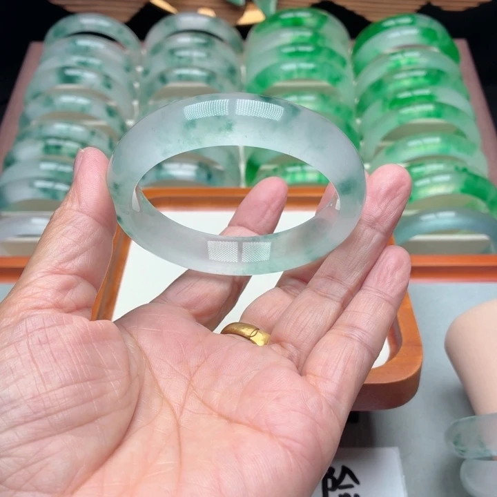 雅***娜石英质玉未镶嵌手镯