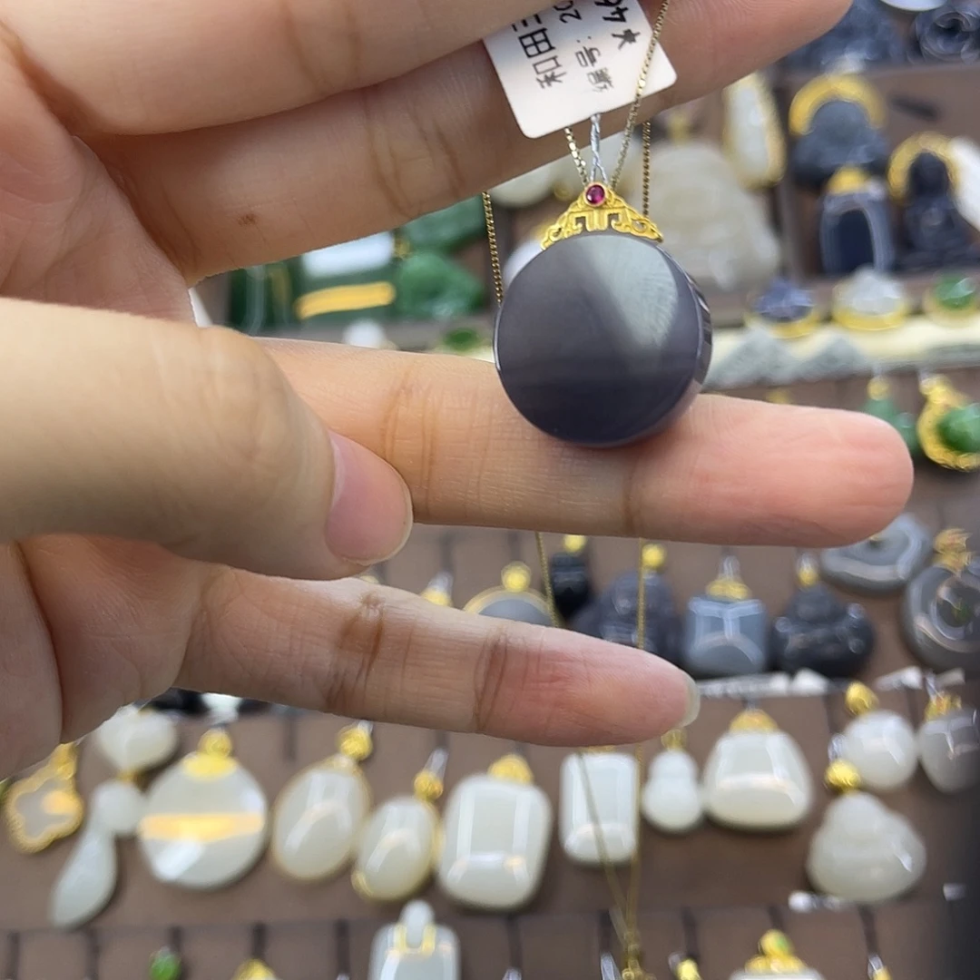 和田玉18K金镶嵌吊坠(赠链)