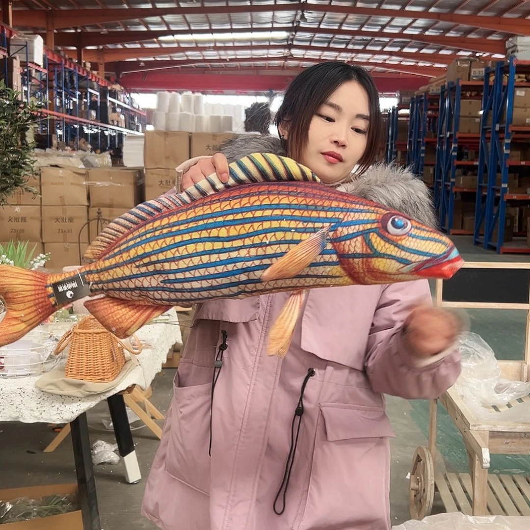 抖音直播间拍样品鱼抱枕