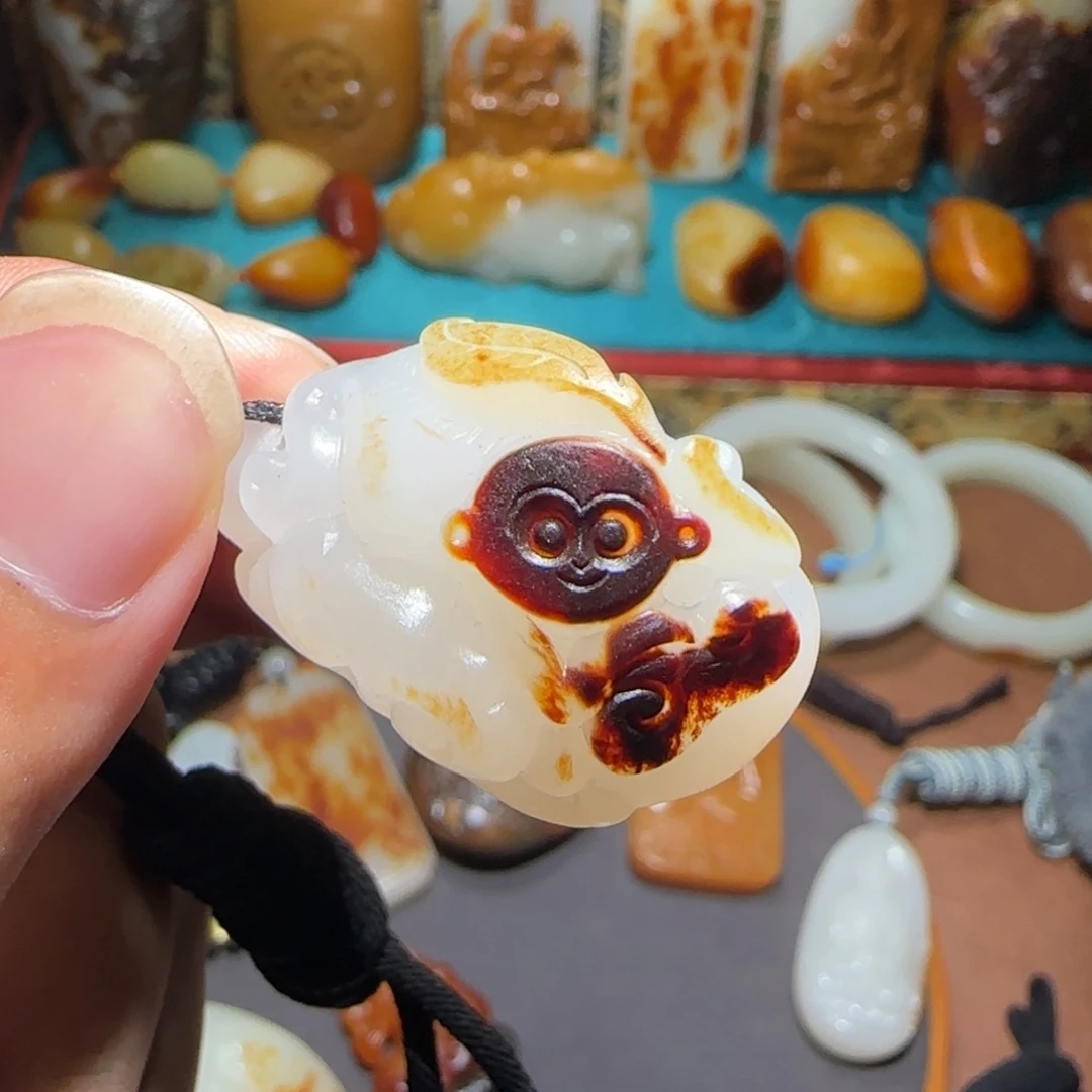 过***烟和田玉未镶嵌颈饰