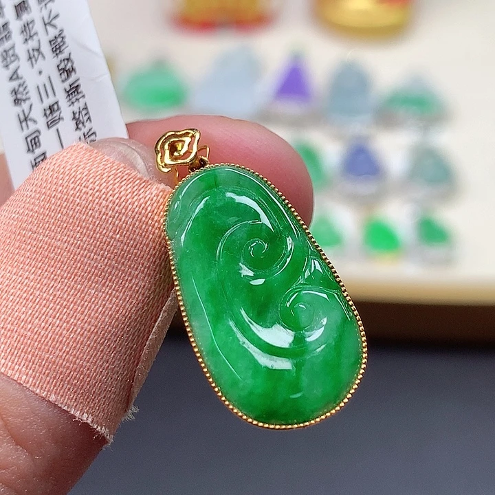 翡翠18K金镶嵌颈饰