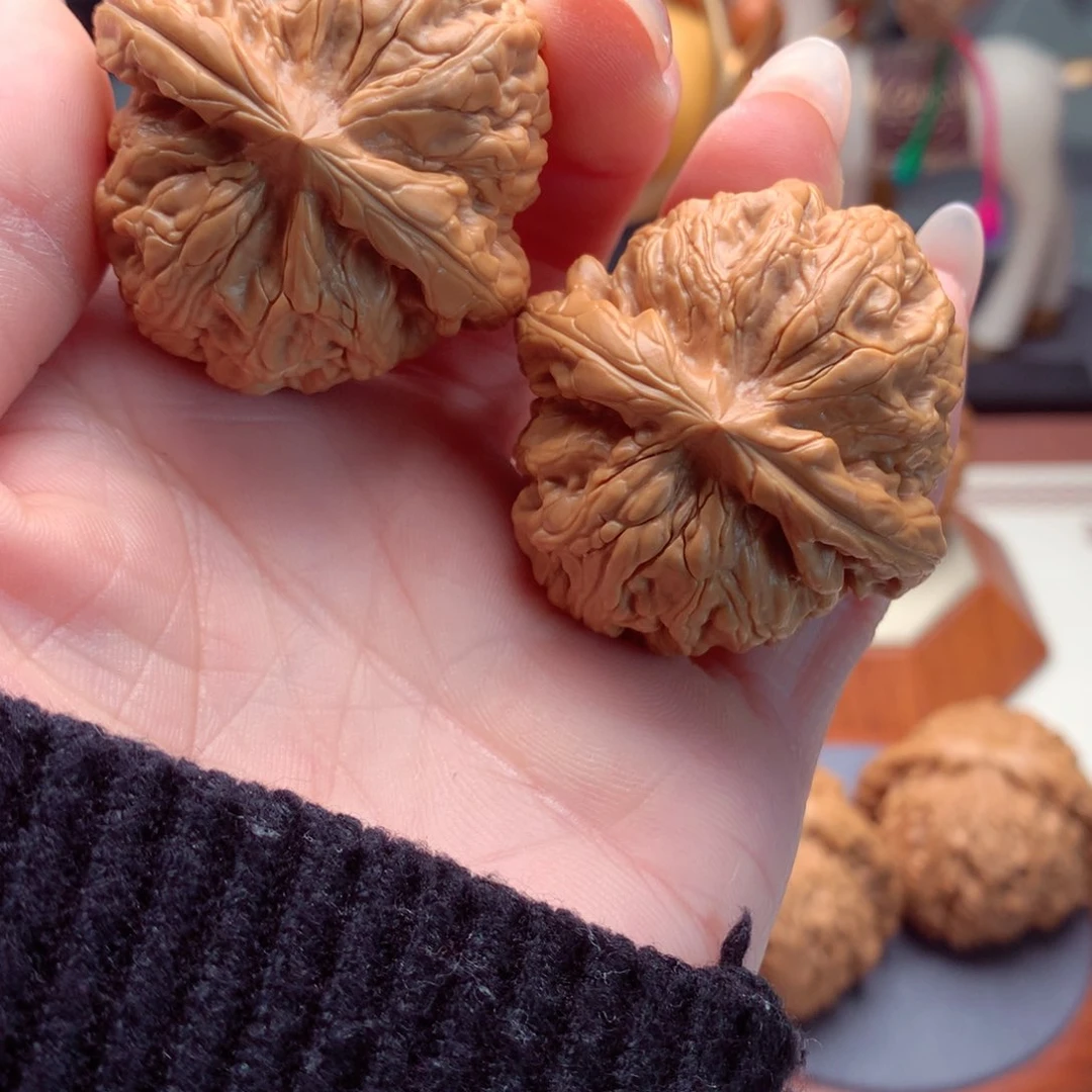 文玩核桃吊坠呵**，红锦鲤。  6号