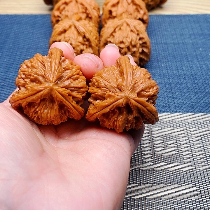 巴***杨文玩核桃吊坠三棱