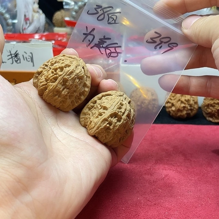 文玩核桃把件为****福白狮子