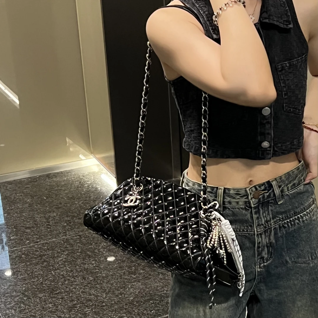 95新 Chanel/香奈儿 95新香奈儿黑银漆皮保龄球单肩包/16551191