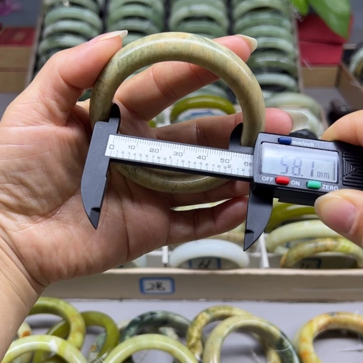 蛇纹石玉未镶嵌手镯45