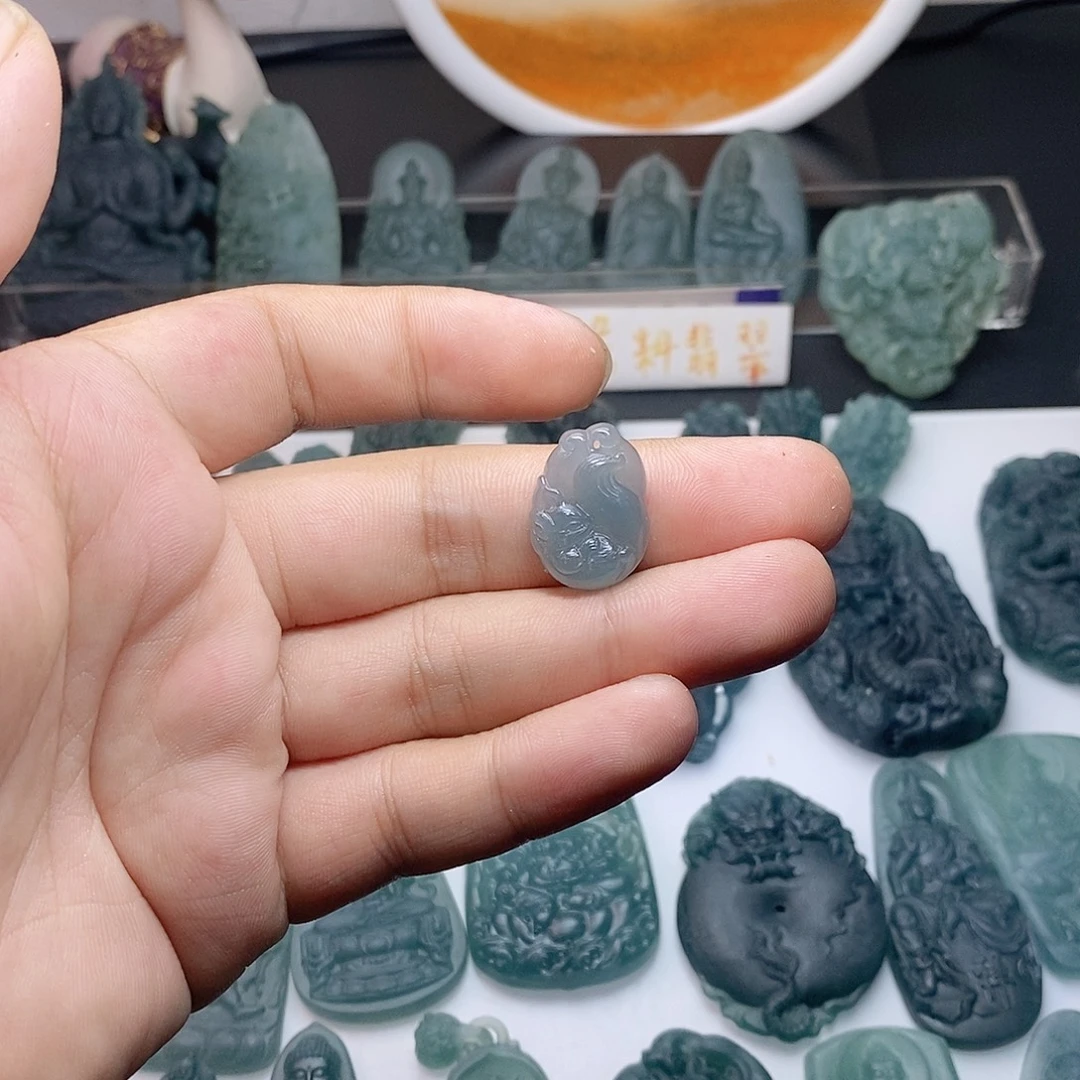 幽***辑翡翠未镶嵌颈饰狐狸