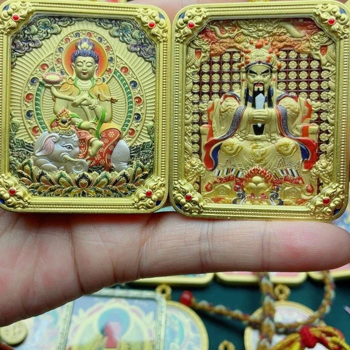 吊坠阳**孩唐卡讨论了她饿啦啦啊