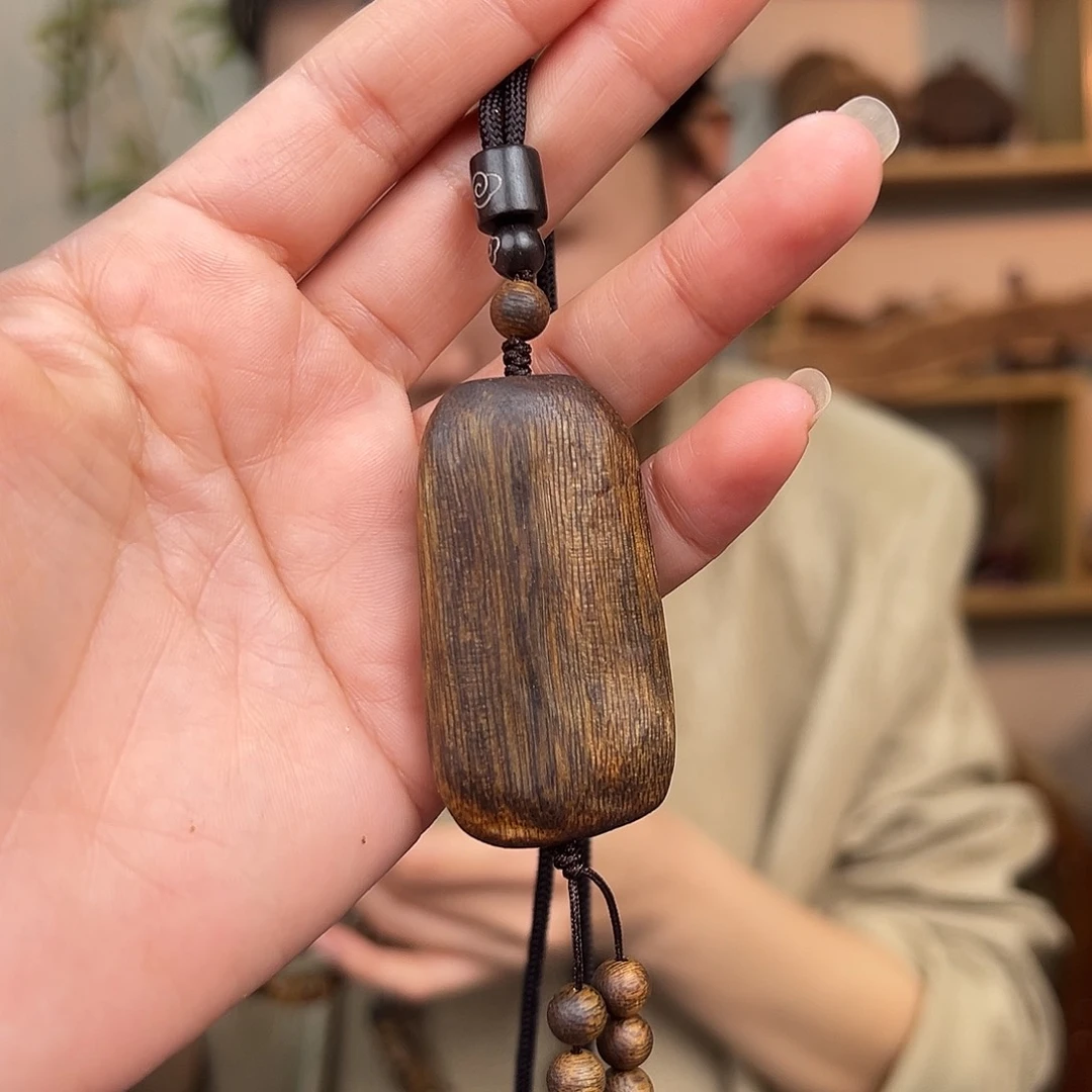 沉香吊坠莺歌绿奇楠张勺子天然留疤吊坠多样性发货一个