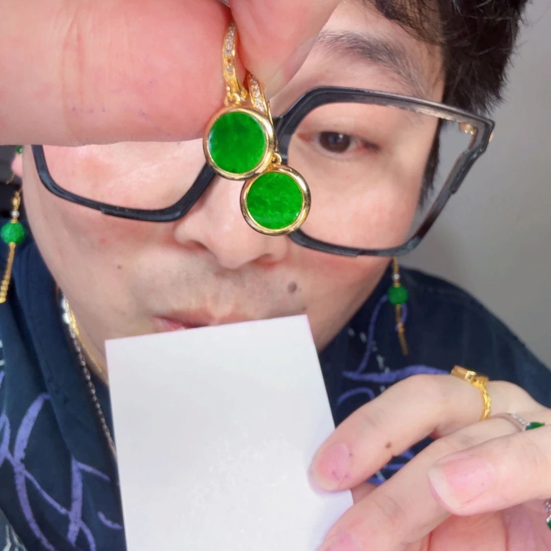 翡翠未镶嵌颈饰一对