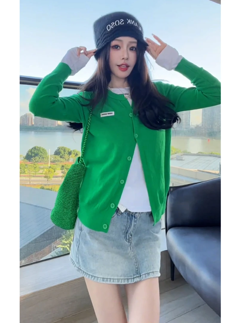 秋季多巴胺穿搭上衣韩系小众不撞款洋气减龄高级感通勤绿色针织衫